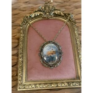 Vintage Hand Painted Swinging Lady Gold Tone Cameo‎ Necklace